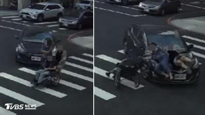 中市車禍驚險畫面!翁坐輪椅過馬路 妻與看護遭撞飛3人倒臥斑馬線