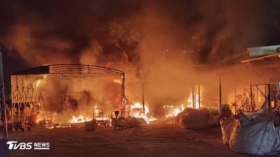 薔琵颱風夜新竹市回收場大火 風勢助長烈焰延燒黑煙竄天