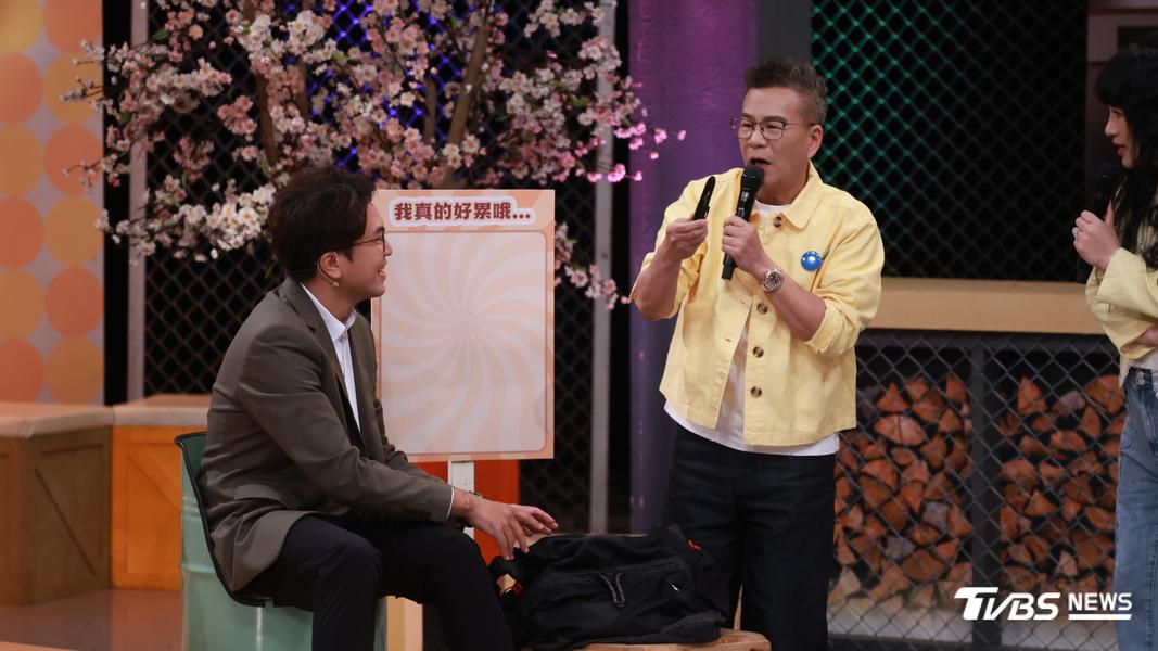 沈玉琳在沈伯洋包包翻出筆。(圖/華子琛攝)