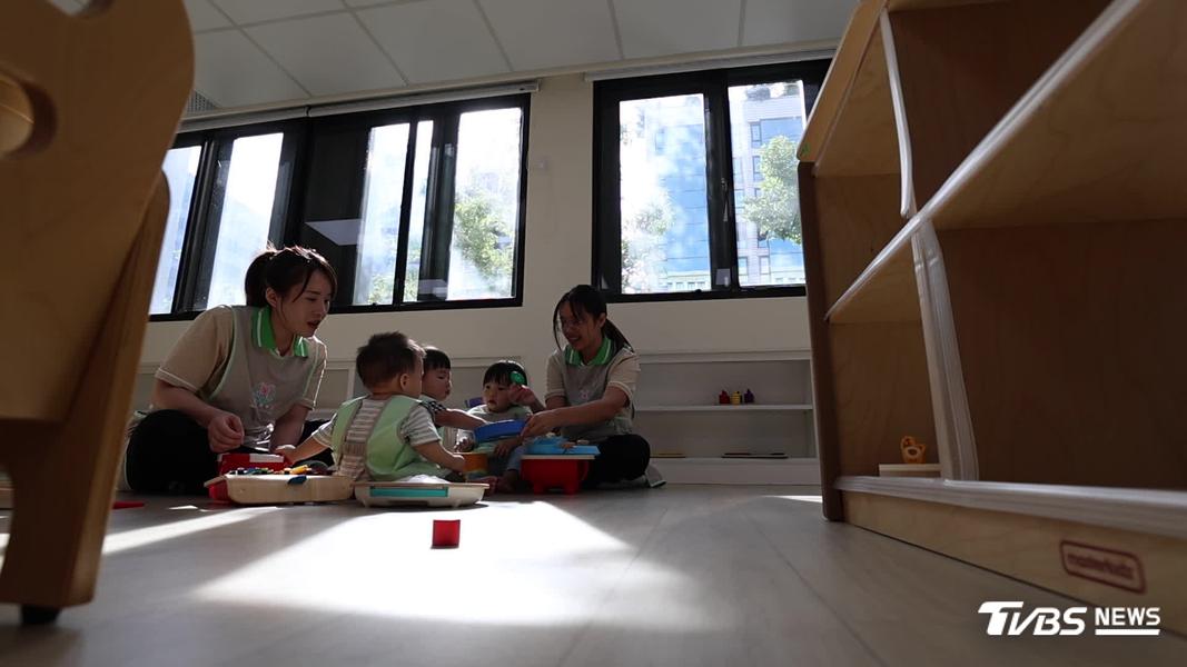 學者指出,即使現在一胎生育給付就多達10萬元,只要托育、居住與工作上的困境沒有改善,年輕男女對婚育的心理負擔仍然存在。(圖/TVBS)