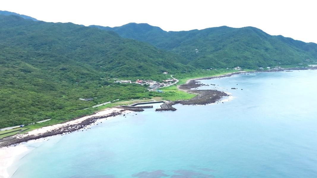 ▲山海交織的絕美起點|綠意、瀑布與海岸在恰好的節奏中相遇。(圖/新北市政府民政局)
