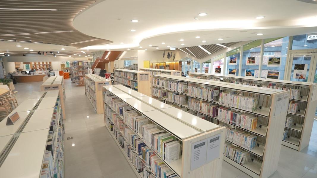 ▲瑞芳圖書館|榮獲國家卓越建設金質獎,大面落地窗打造明亮閱讀空間。(圖/新北市政府民政局)