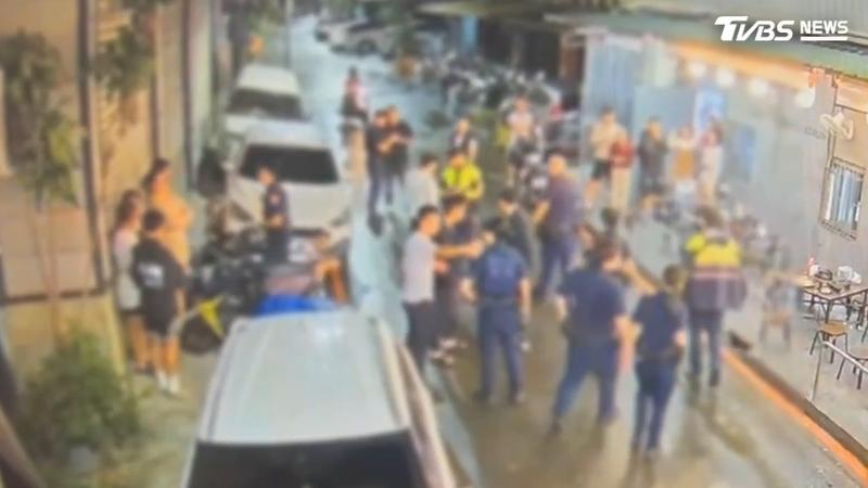 新北市新莊區化成路一家薑母鴨店前,昨(22)日晚間爆發酒後聚眾鬥毆。(圖/TVBS)
