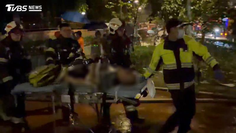 消防人員搶救出OHCA的63歲鐘男緊急送醫,經全力搶救仍宣告不治。(圖/TVBS)