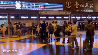 高鐵台北站南下人潮擠爆 台鐵緊急加開2列次