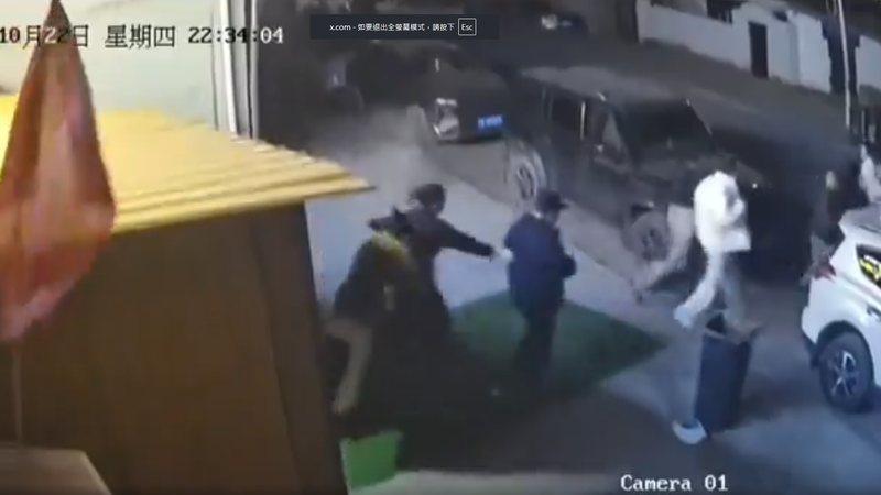 西藏強震造成民眾倉皇逃出。(圖/翻攝@Breaking911)