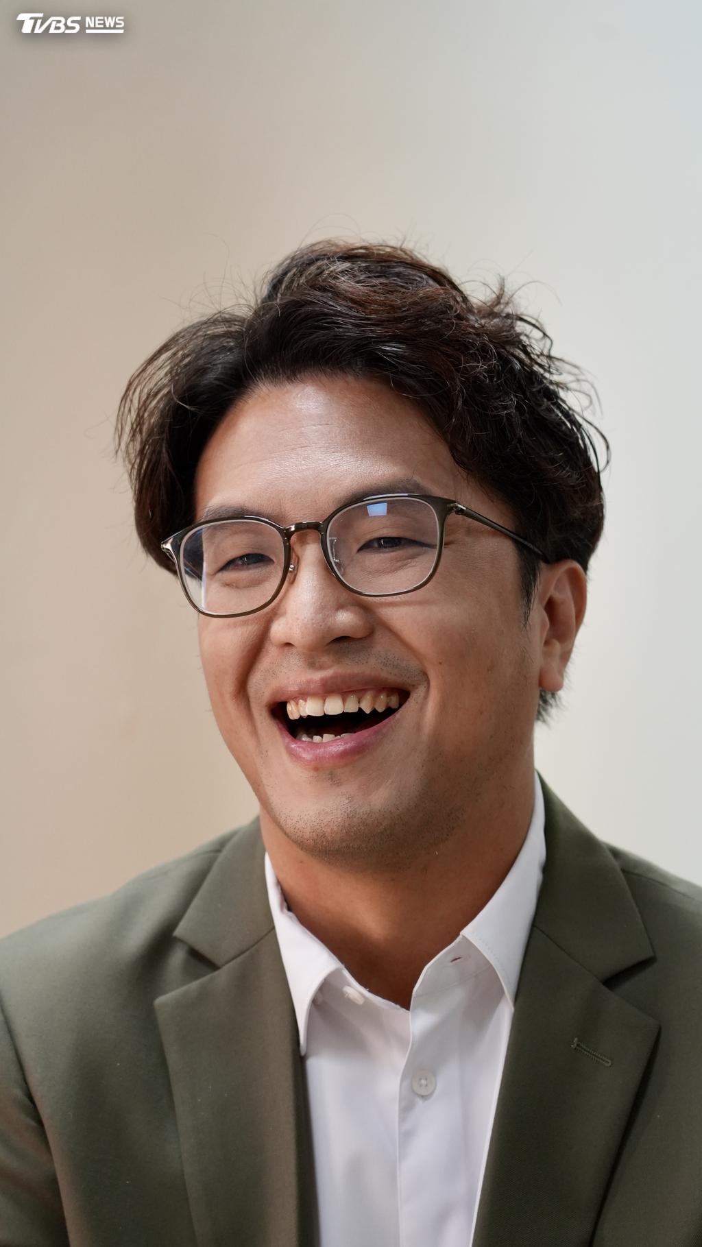 沈伯洋露出燦爛笑容。（圖／華子琛攝）