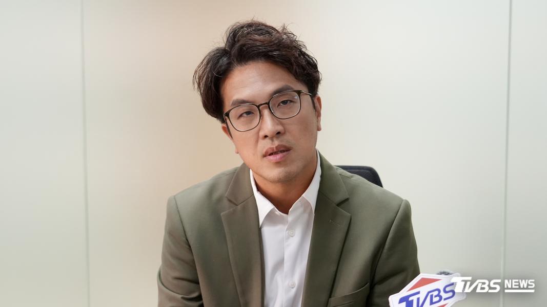 沈伯洋認真聽記者提問。(圖/華子琛攝)