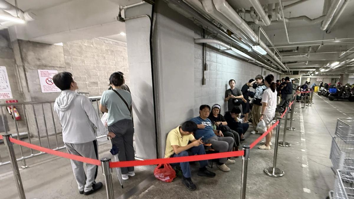 頂颱風排2天!好市多iPhone Duo開賣 內湖店5分鐘秒殺