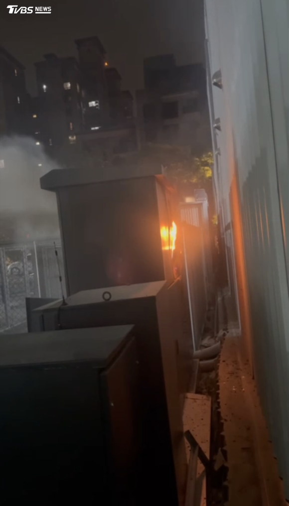 起火點不僅傳出爆炸聲,還有熊熊火光跟濃煙冒出。(圖/TVBS)