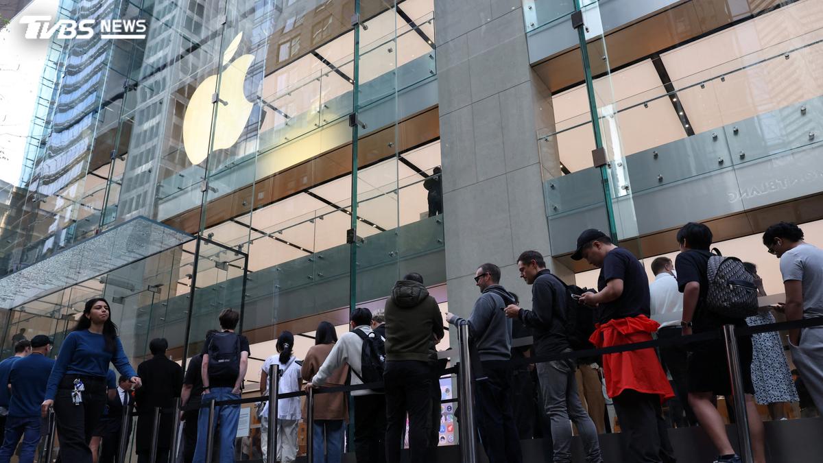 20年最大變革!蘋果iPhone Duo搶手 美直營店現久違排隊潮