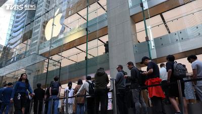 20年最大變革!蘋果iPhone Duo搶手 美直營店現久違排隊潮