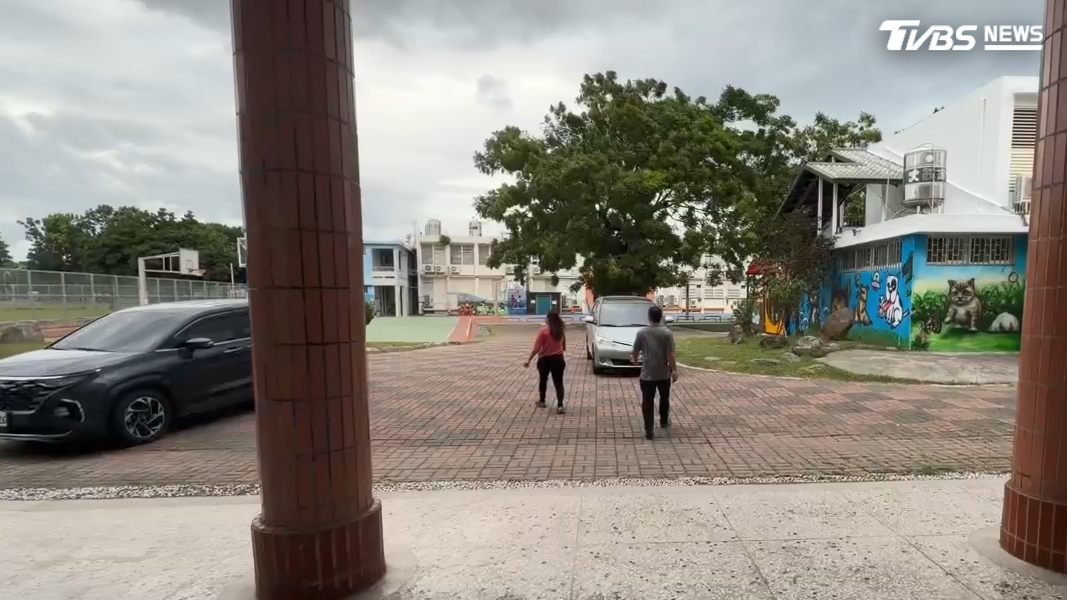 有家長表示,太晚或一大早才通知要接小孩,對許多家長而言相當不便。(圖/TVBS)
