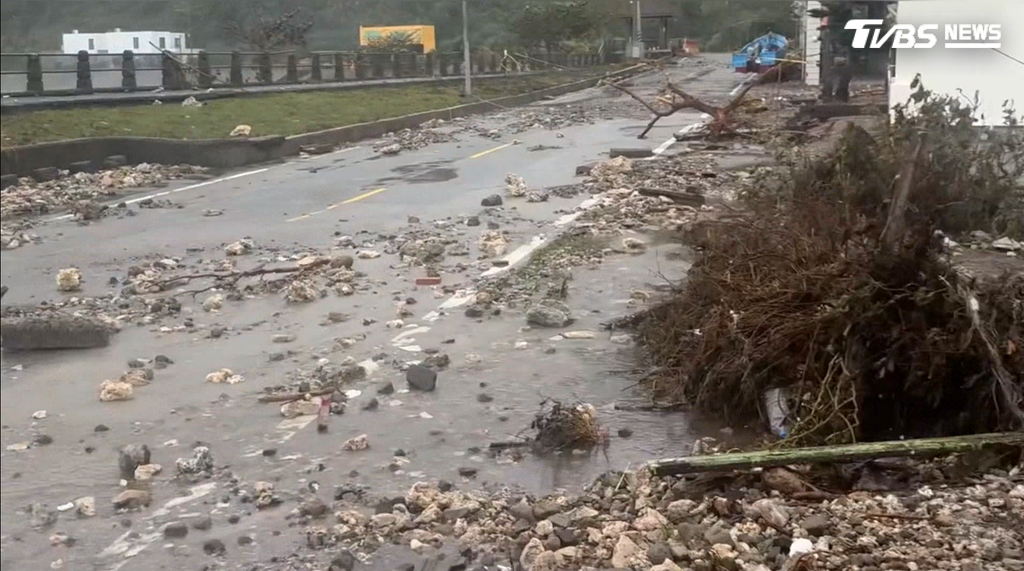 綠島大浪直接將巨石衝上馬路(圖/民眾提供)