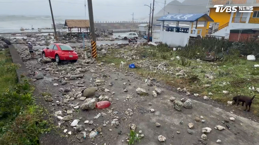 蘭嶼朗島的情況同樣嚴峻,沿岸道路被大小石子佔據,還有轎車卡在路中央動彈不得(圖/民眾提供)