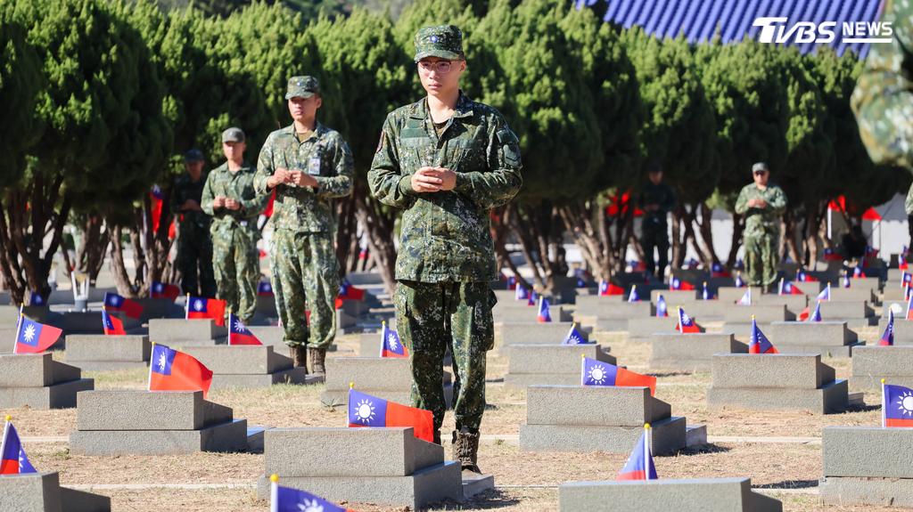 今年適逢「古寧頭戰役77週年」,為緬懷當年參戰官兵忠勇衛國的精神,陸軍金門防衛指揮部今(23)日於太武山公墓舉辦追思祭悼典禮。(圖/金防部提供)