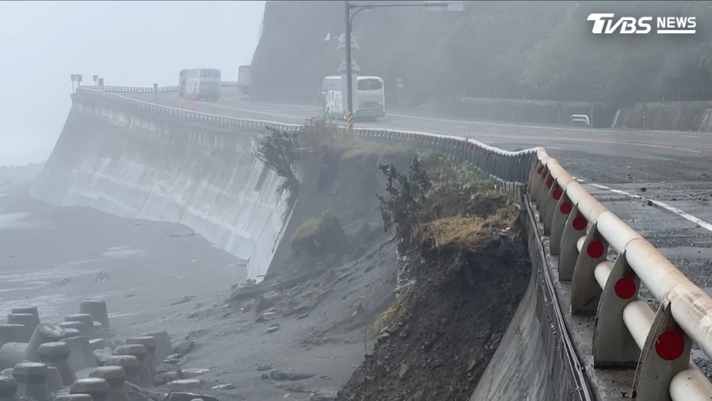 多良車站路段也一度傳出路基掏空,公路局表示是海側覆土流失約40公尺(圖/TVBS)