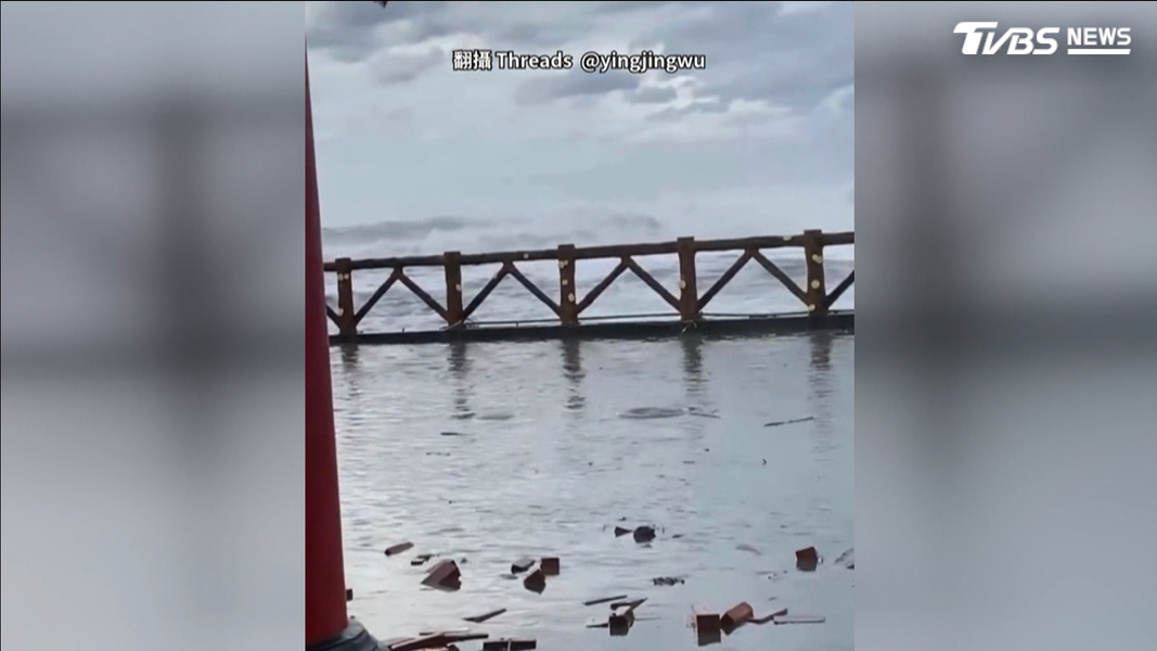 卑南鄉的宮廟,颱風雖才剛抵達,但已造成明顯風勢,海水更直接灌入,廟方巡視災情時已見滿目瘡痍的景象(圖/翻攝 threads@yingjingwu)