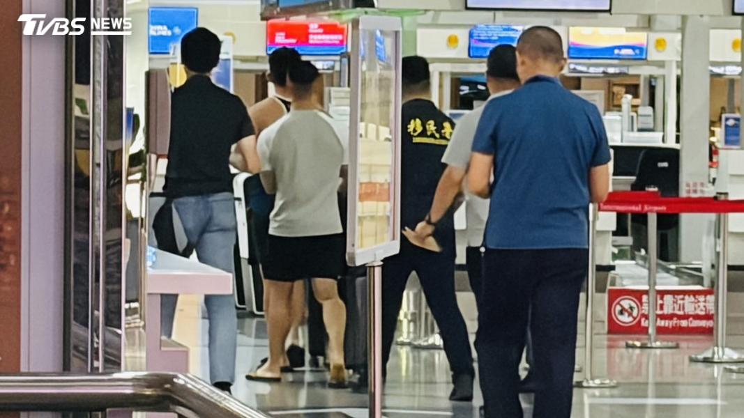 兩人在繳納完20萬罰金後遭驅逐出境。(圖/TVBS)