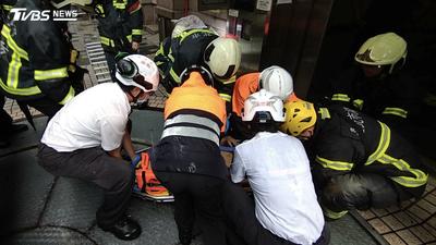 快訊/北市信義驚傳墜樓!保全跌落「5層樓高停車塔」命危搶救