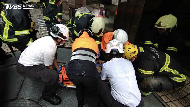 北市信義某大樓保全跌進停車塔命危。(圖/TVBS)
