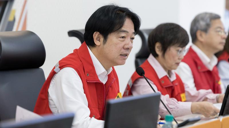 總統賴清德23日前往視導薔琵颱風中央災害應變中心。(圖/總統府提供)