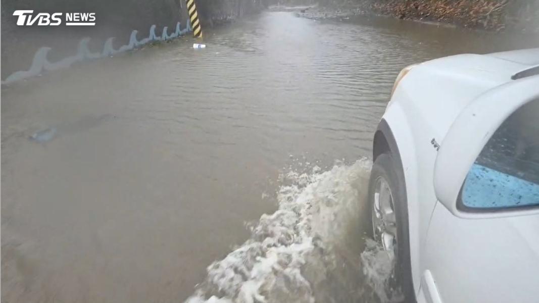 吉安化仁海堤道路出現海水倒灌積水情形。(圖/TVBS)