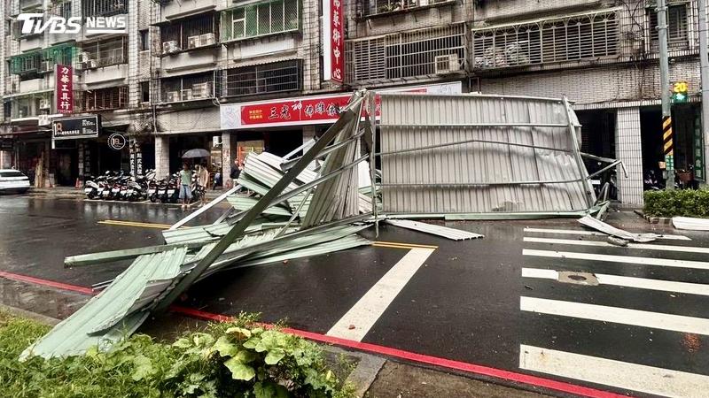 大片鐵皮被吹落。(圖/TVBS)