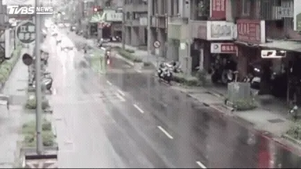 監視器拍下鐵皮被吹落的瞬間。（圖／TVBS）