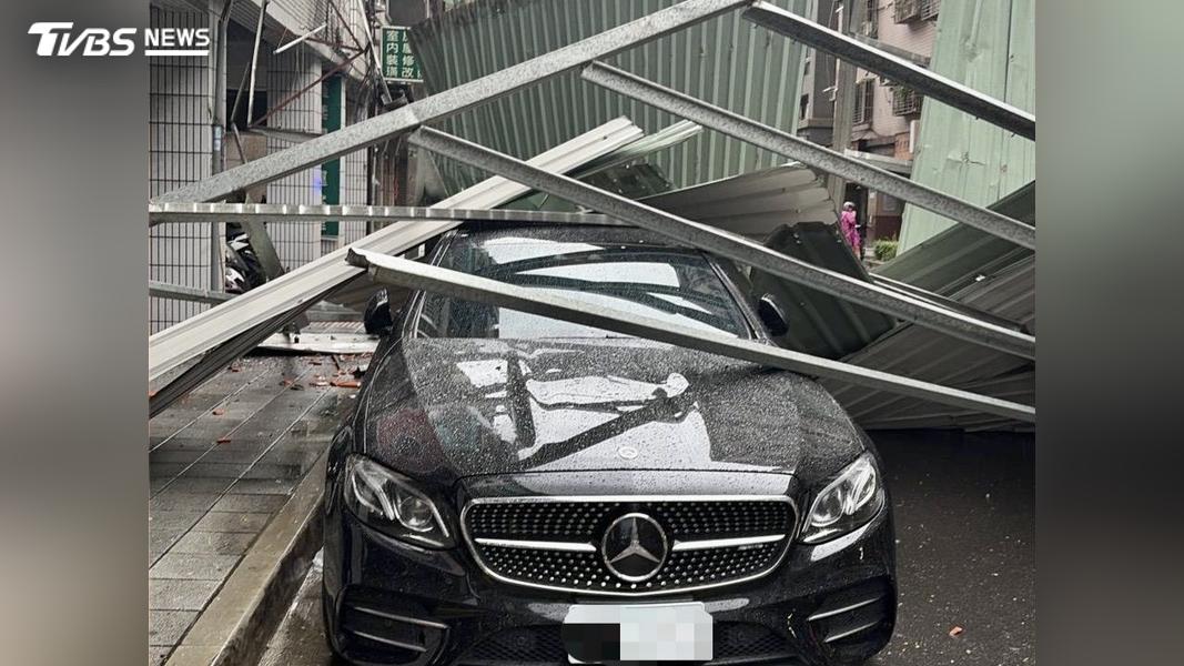 鐵皮掉落砸中停在路邊的賓士車。(圖/TVBS)