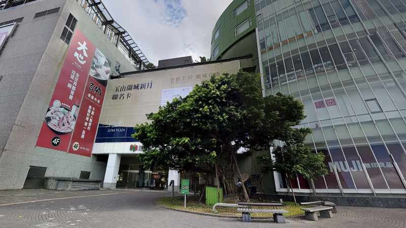 宜蘭新月廣場首度因颱風休館。(圖/googlempa)