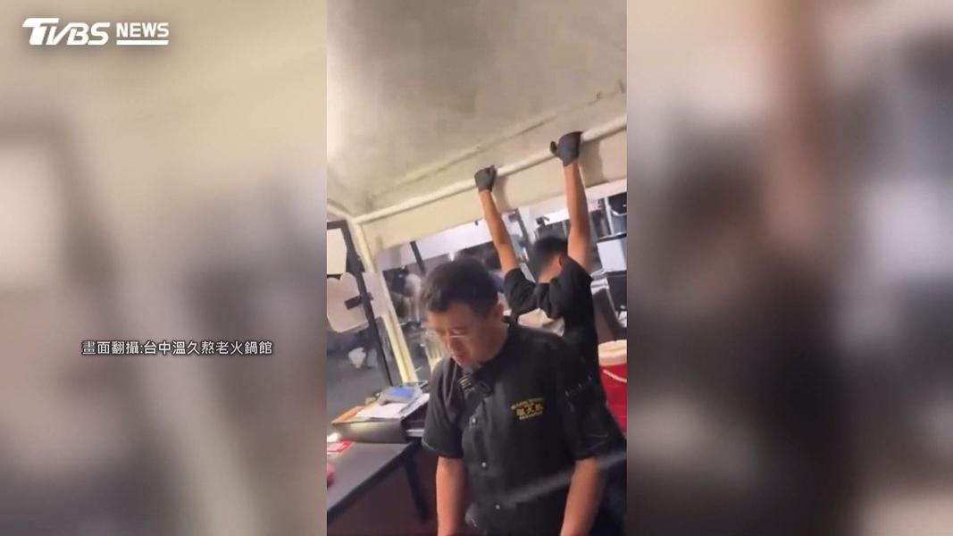 颱風前夕狂風肆虐!台中爵士音樂節攤商「吊單槓」死守帳篷。(圖/民眾提供)