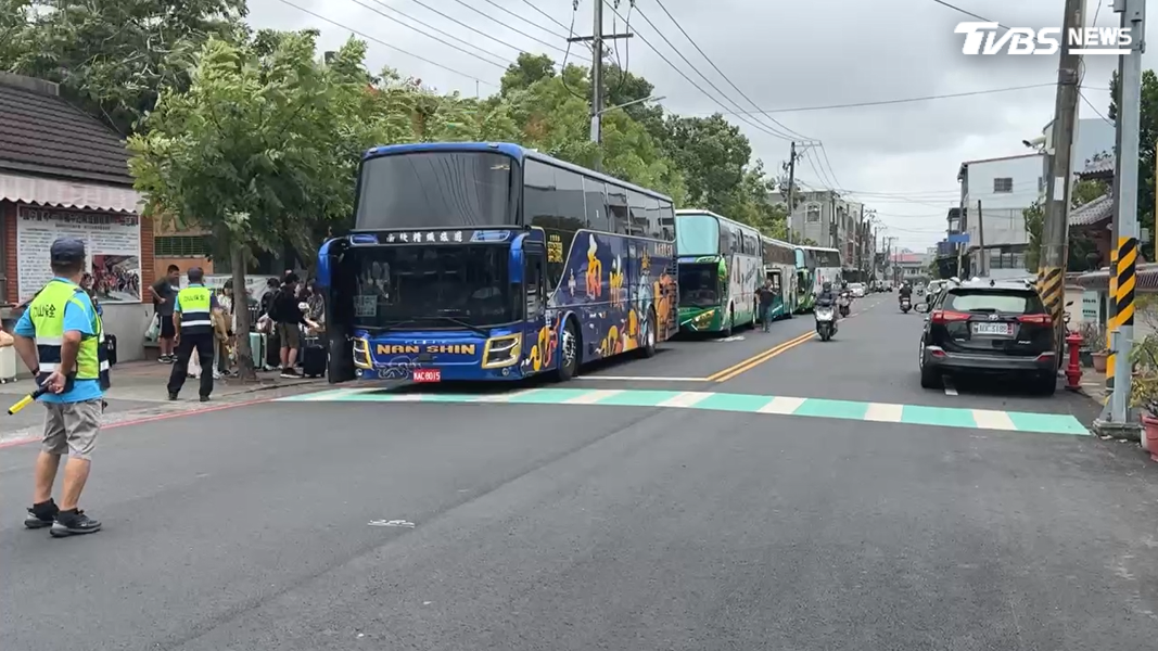 高雄路竹一甲國中國三生的畢業旅行,第三天風颱風來襲,使得原本最令人期待的遊樂園行程被迫取消(圖/TVBS)
