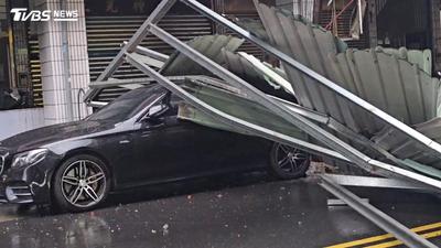 狂風襲新北!頂樓鐵皮被吹走 掉落砸車、堵車道
