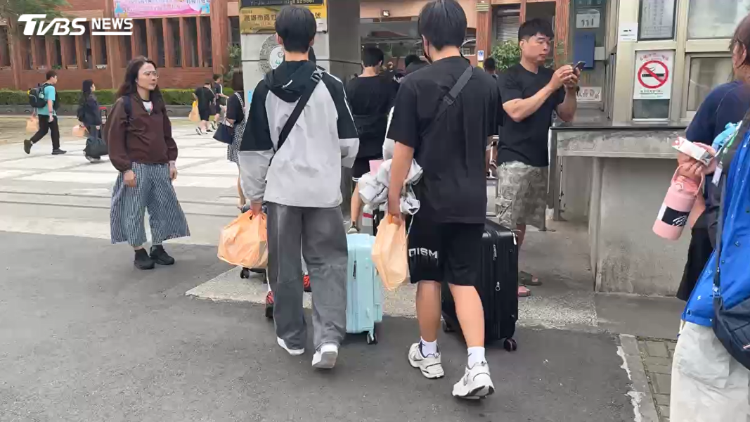 畢旅第三天一早,遊覽車直接開回學校,學生們紛紛卸下行李,帶著遺憾步入校園(圖/TVBS)