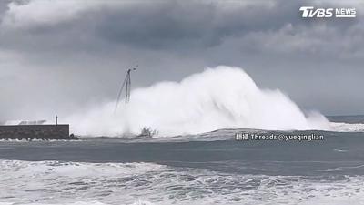 薔琵颱風襲台東! 10米巨浪沖走吊車墜海 漁船翻覆、宮廟海水倒灌