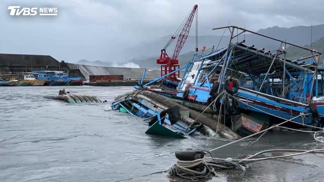 長濱漁港由於浪勢過大,出現多艘漁船翻覆的狀況,颱風持續逼近,一時半刻還無法進行搶救作業,漁民看了欲哭無淚,損失慘重(圖/TVBS)
