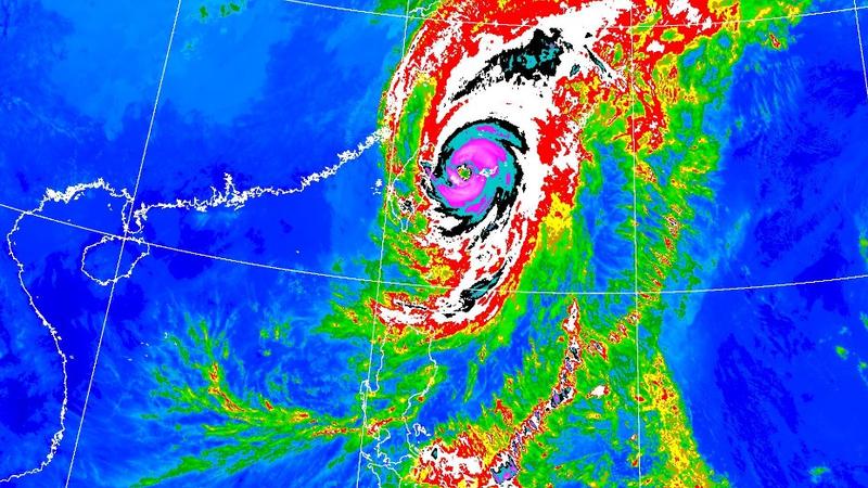 薔琵颱風在日本沖繩颳起超強風,空中交通大亂,超過200個航班取消。(圖/氣象署)