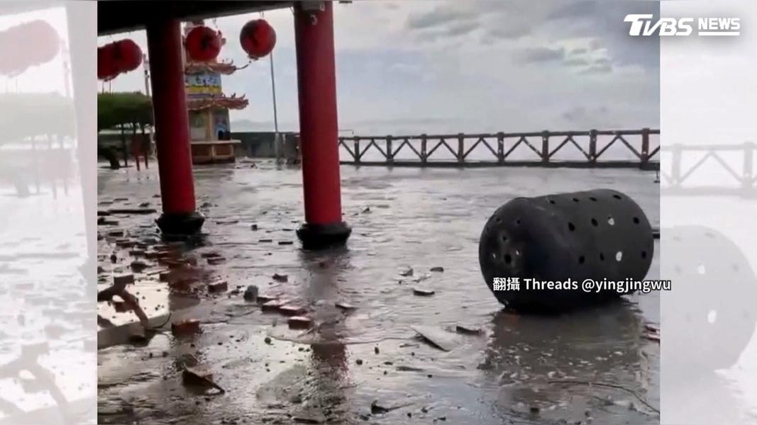 杉原安天宮的情況同樣慘不忍睹,除了海水倒灌外,金桶倒塌,各種物品散落在地面上(圖/翻攝Threads@yingjingwu)