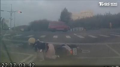 薔琵挾強風!澎湖颳「14級強陣風」 騎士遭吹倒冷氣機懸晃畫面曝