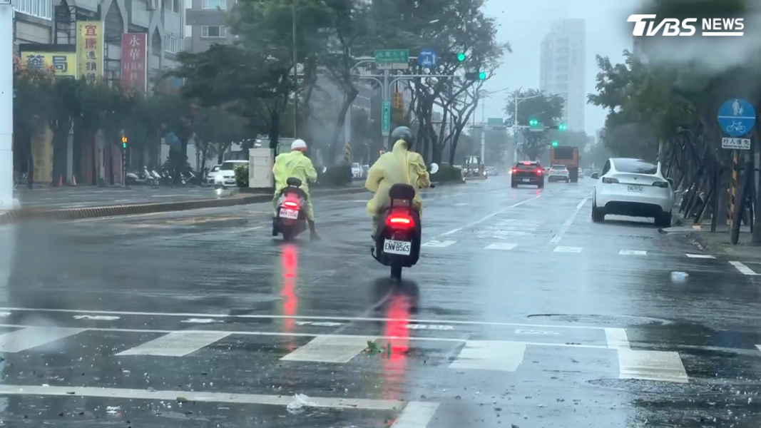 台南市區午後更出現9級陣風,路上騎士的機車也被吹得搖搖晃晃(圖/TVBS)