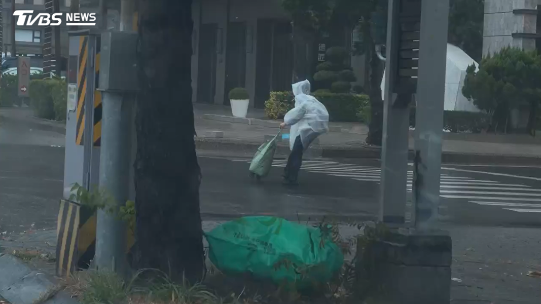 台南火車站旅客拖著的行李被風吹到起飛(圖/TVBS)