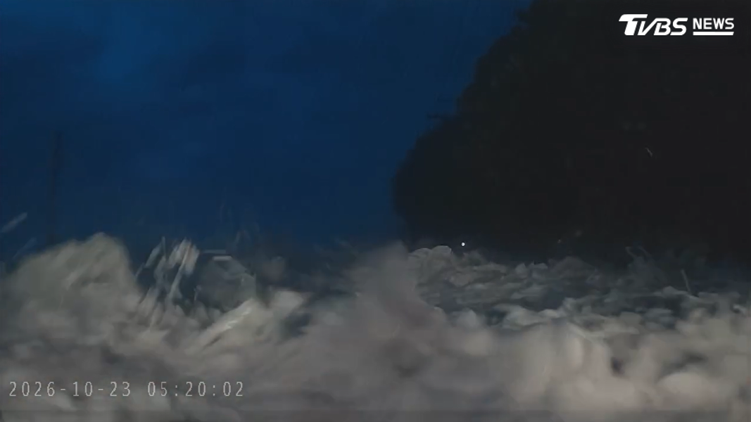 整輛車被巨浪吞噬,在浪中旋轉,駕駛當下腦中人生跑馬燈閃過(圖/TVBS)