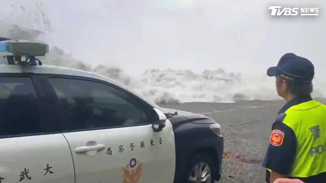 有轎車遇到三層樓高巨浪,車頂被壓扁,就連到場協助的警車也遭浪襲(圖/民眾提供)
