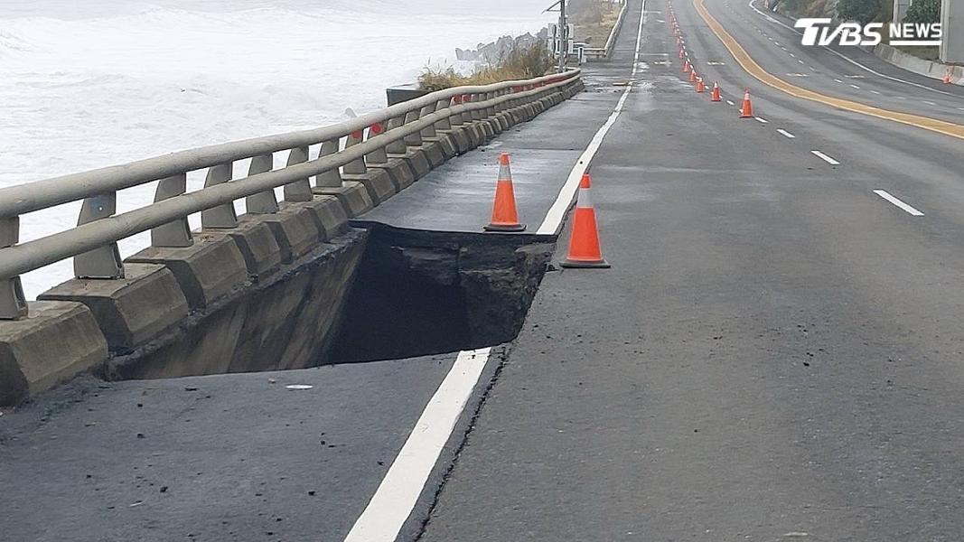 402.1公里處外側車道路基被打出一個大洞,駕駛沿途像在開障礙賽(圖/TVBS)