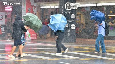 明天天氣/薔琵靠近了!暴風圈脫離時間曝 「這2地」雨最猛