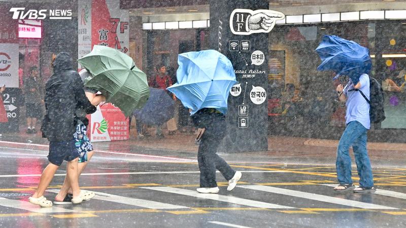 薔琵颱風今(23)日為全台各地帶來強風豪雨。(圖/胡瑞麒攝)