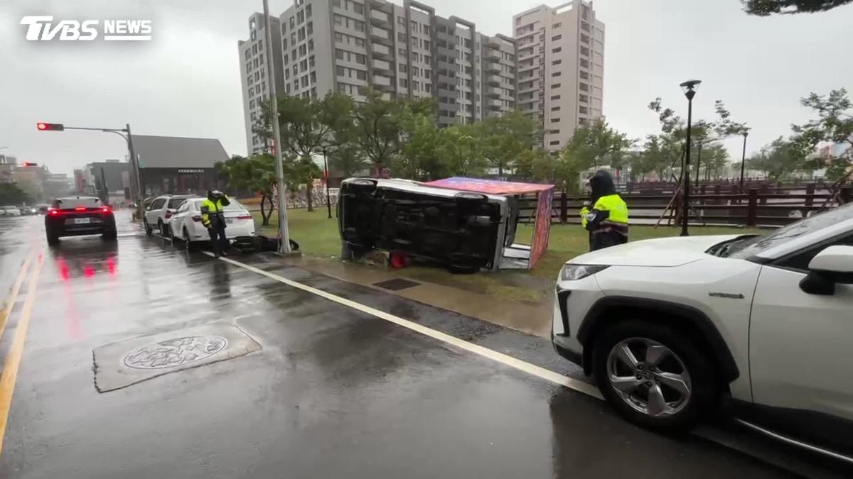 影音/監視器直擊「薔琵」狂颳 廣告車被吹到「側翻」路旁