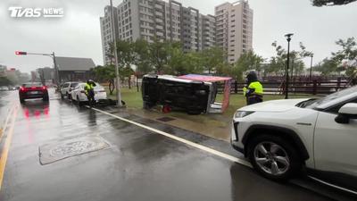 影音/監視器直擊「薔琵」狂颳 廣告車被吹到「側翻」路旁