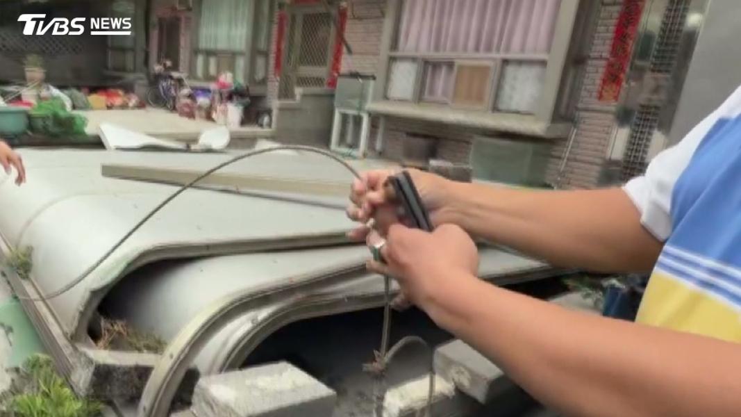 薔琵狂風肆虐中部!7層樓高帆布砸紅綠燈 彰化遮雨棚掀飛壓車。(圖/民眾提供)